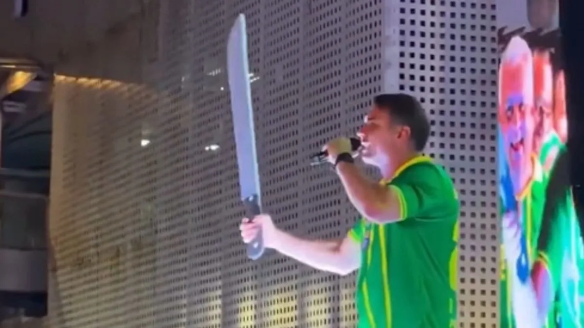 Flávio Bolsonaro segura facão falso enquando defende castração química de estupradores: ‘Para aprender a nunca mais tocar em uma mulher sem que ela queira’
