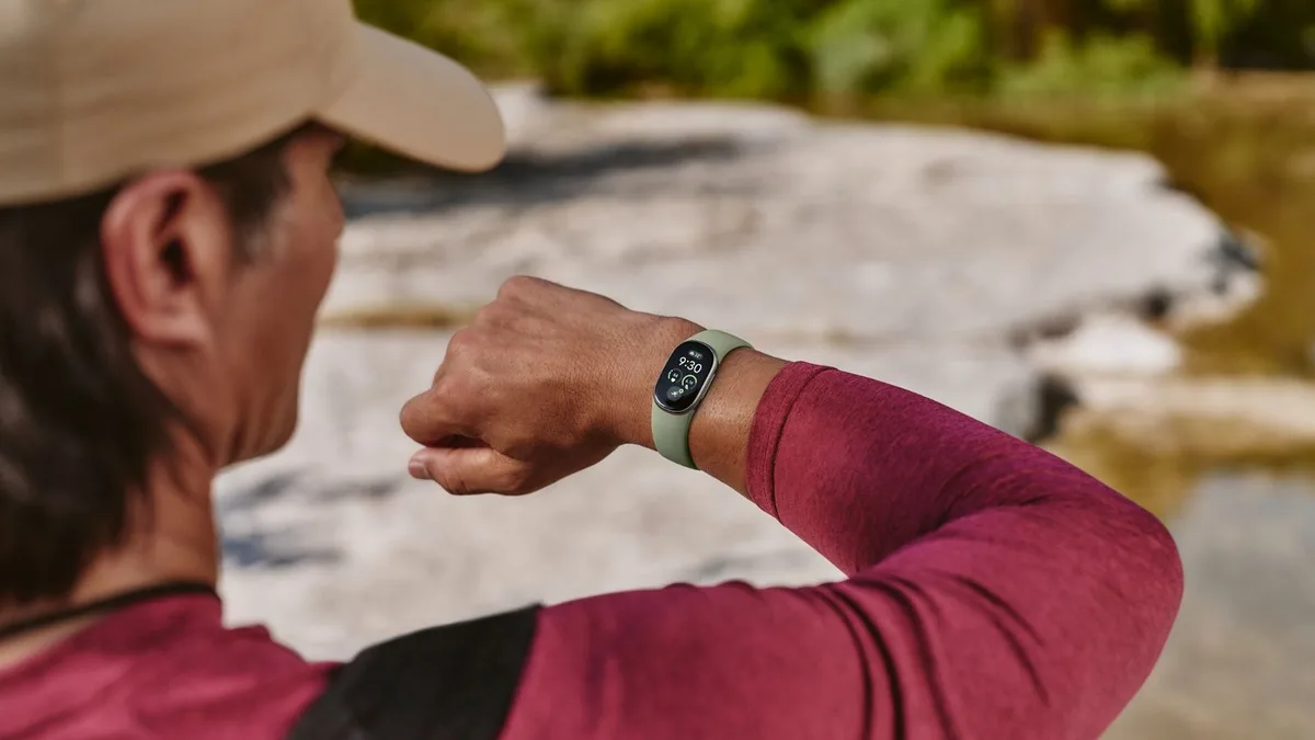 Google tiene una nueva Fitbit para deportistas, pero lo que menos importa es el aparato