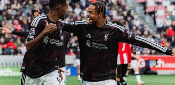 Liverpool vence o Brentford de virada em jogo com duas expulsões