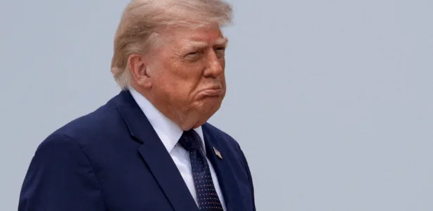 Trump corta cobertura de saúde para jovens trans em programas dos EUA
