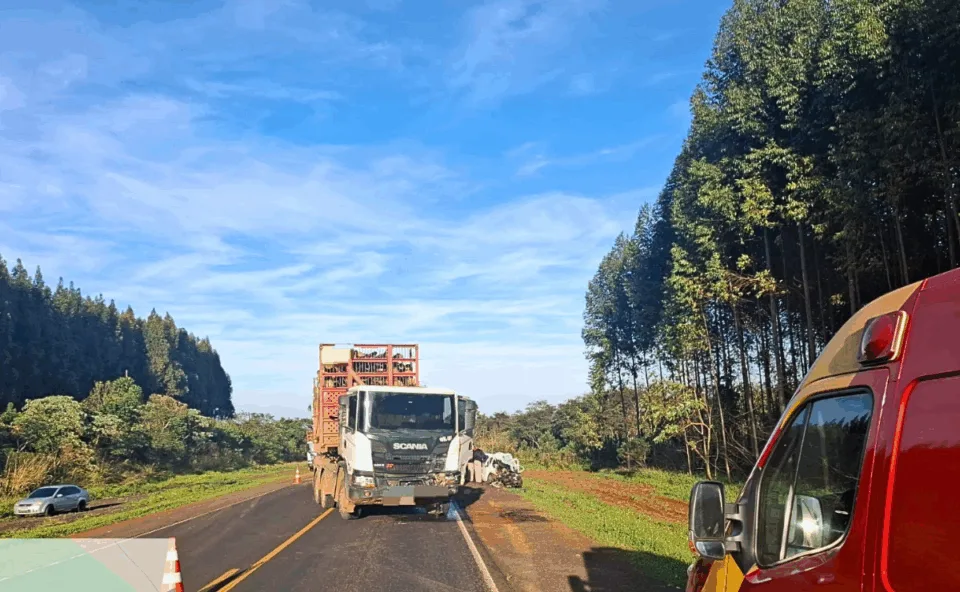 Grave acidente causa comoção em Faxinal: colisão frontal entre carro e caminhão mata jovens de 26 e 29 anos