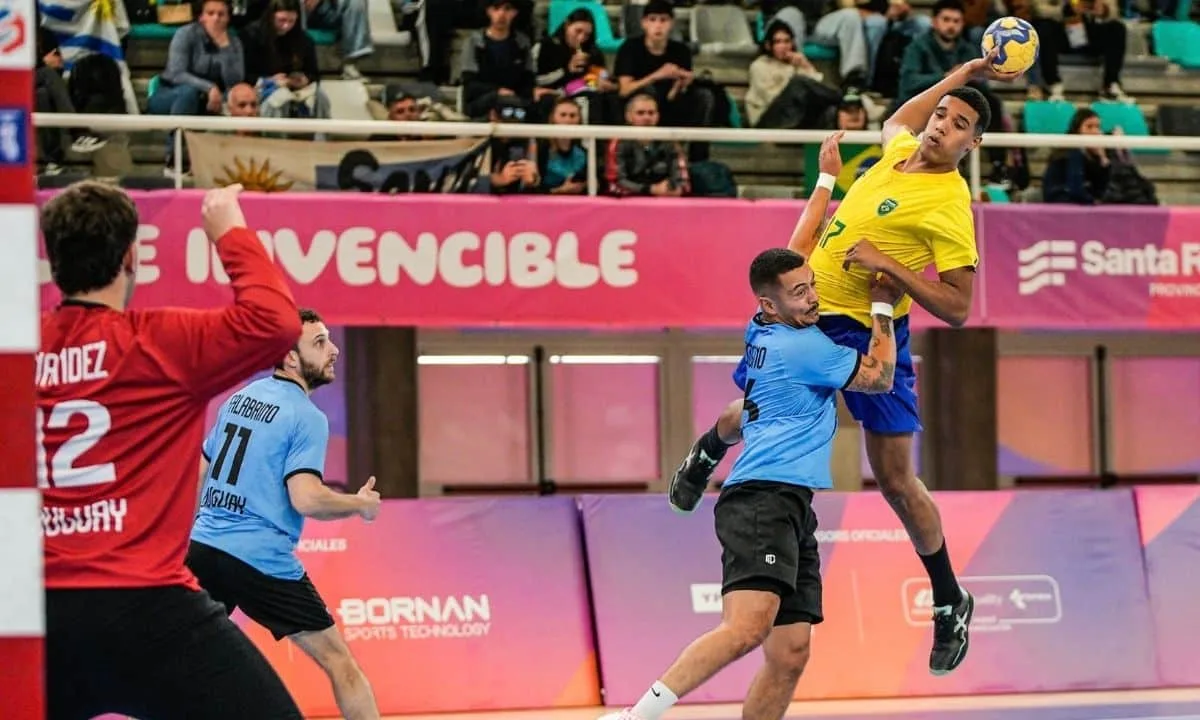 Brasil vence Uruguai de virada e estreia com vitória no handebol