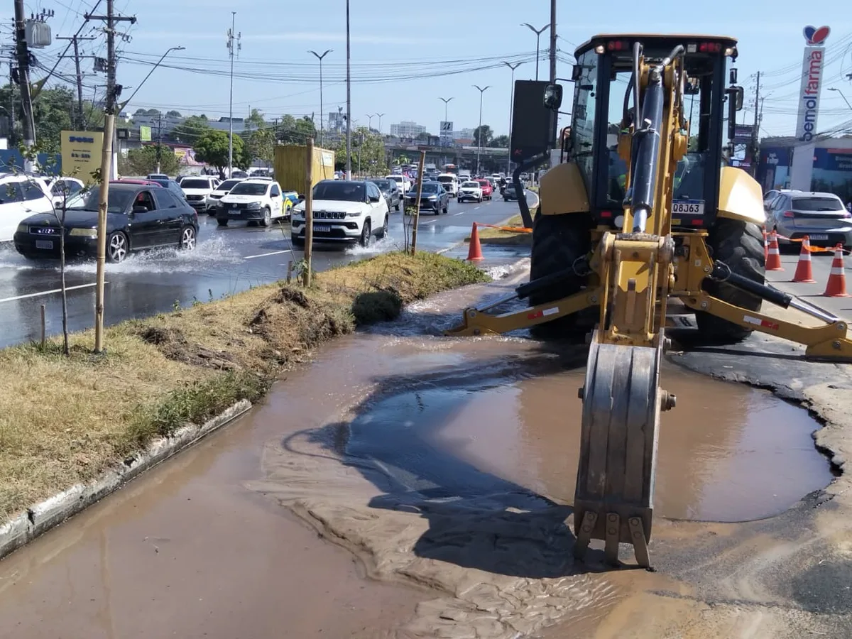 VÍDEO: Adutora se rompe na Avenida Torquato Tapajós; abastecimento de água pode ser afetado em Manaus, diz concessionária