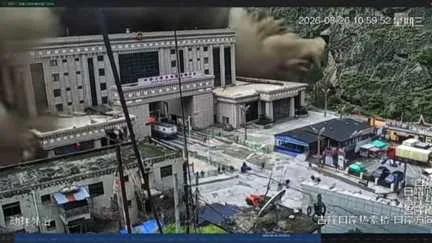 Torrents de boue, pont emporté, bâtiments submergés… Les images des inondations soudaines et meurtrières qui ont frappé le Népal et la Chine