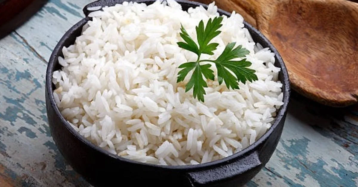 Los cocineros españoles coinciden: “El arroz blanco no se hace con agua, sino en una sartén, con dos tazas de caldo, 3 dientes de ajo, aceite de oliva y una hojita de laurel”