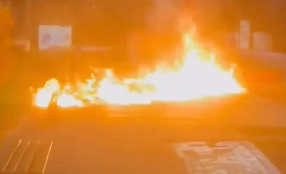 Corpo de Bombeiros controla incêndio no calçadão da Gameleira