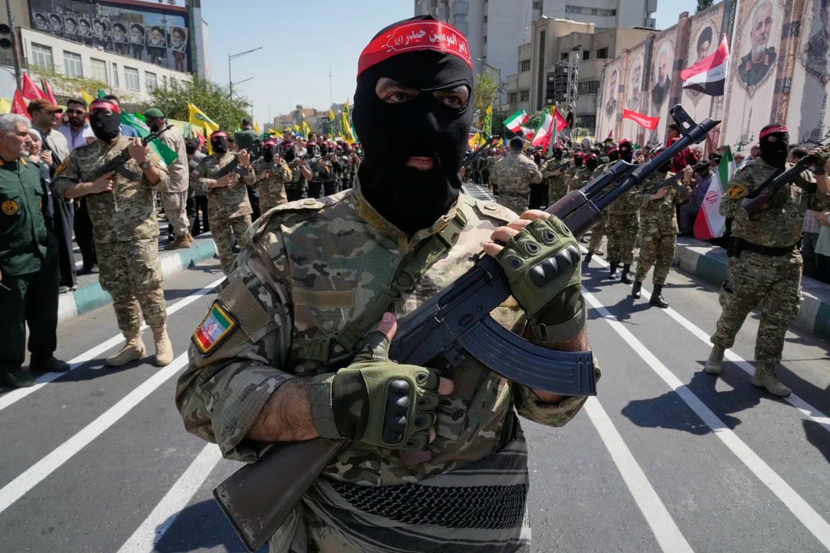 Cientos de miles de iraníes participan en un desfile militar frente a EEUU: "No tenemos miedo de las amenazas de Trump contra nuestra patria"