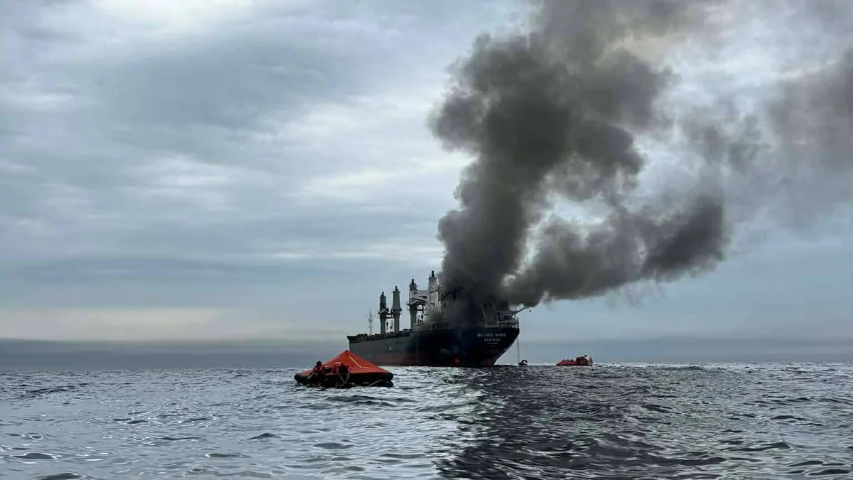 El régimen iraní afirmó que dos petroleros se incendiaron en Ormuz tras chocar contra minas
