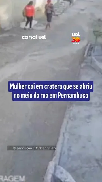 Mulher cai em cratera que se abriu no meio da rua em Pernambuco