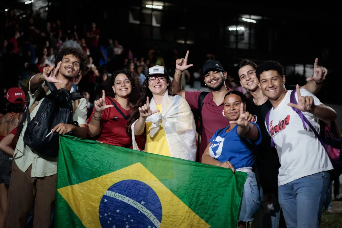 Estudantes vão às ruas nas capitais brasileiras pela reeleição de Lula