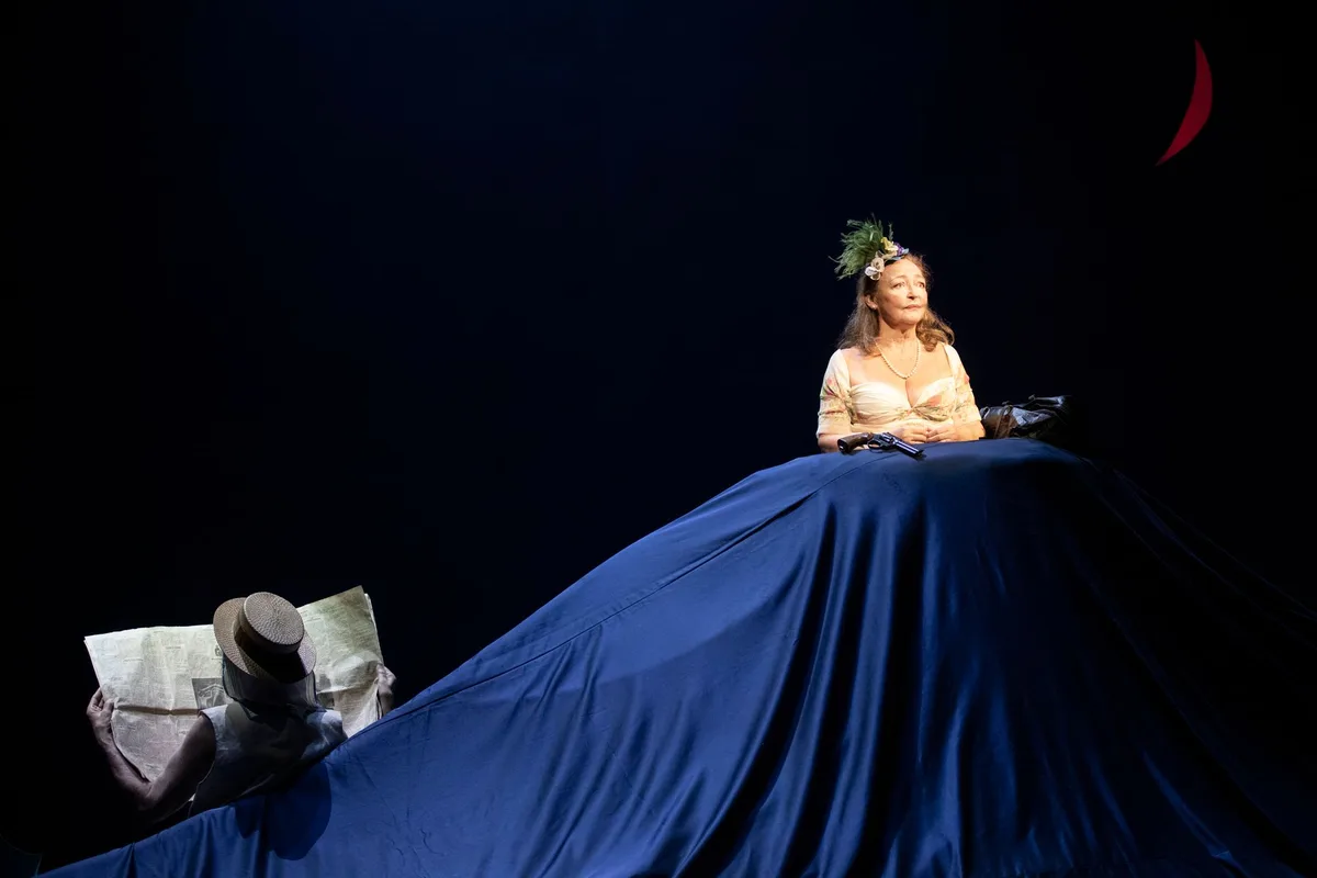 « Oh les beaux jours » aux Bouffes parisiens : Catherine Frot, lumineuse prisonnière des mots de Beckett