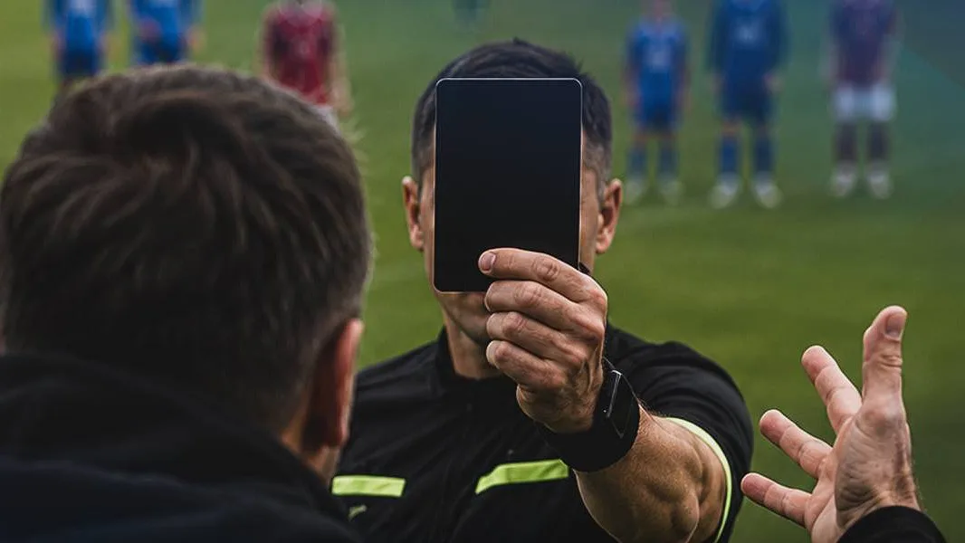 Há uma nova regra no futebol: depois do amarelo e do vermelho, eis o cartão preto