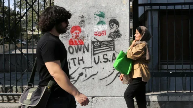 Justiça iraniana adverte mulheres que saiam à rua "nuas" sem véu islâmico