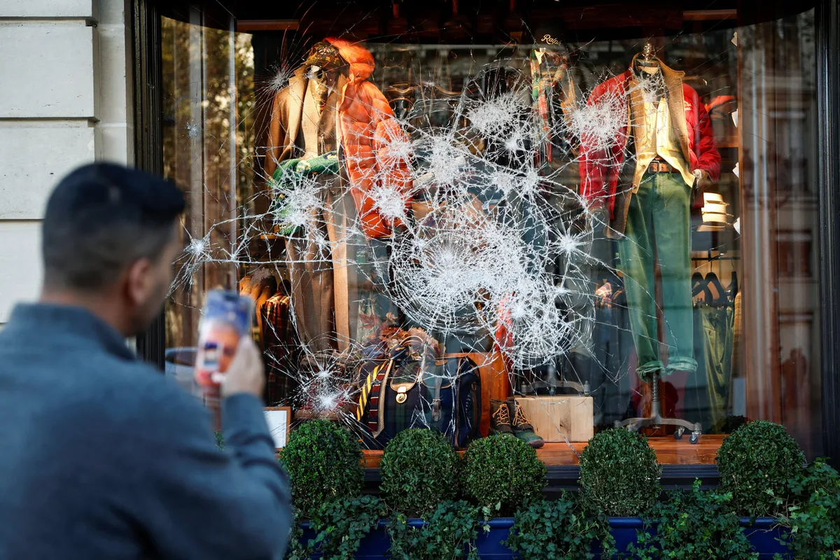 Francia amaneció con comercios destrozados y calles arrasadas: 35 fotos de los daños causados durante las protestas