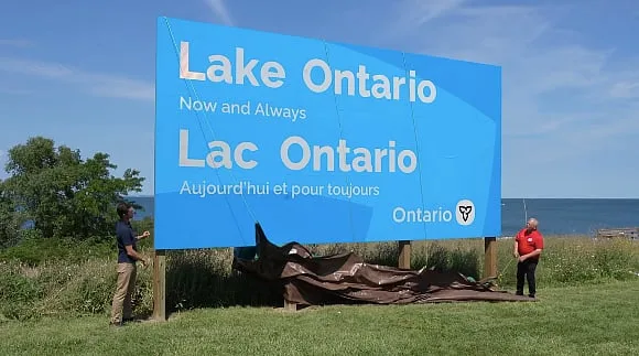 “Lago Ontário” num cartaz gigante para responder a decreto de Trump