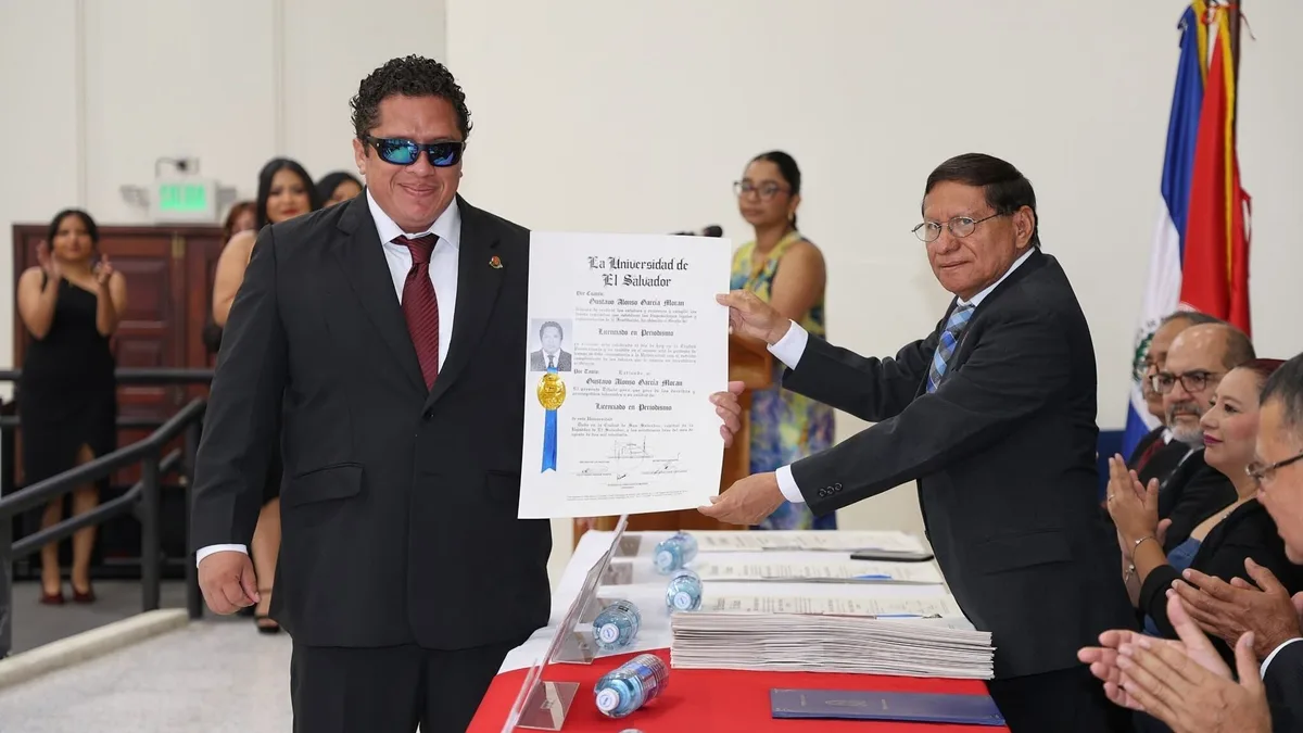 Salvadoreño se graduó de periodista tras cursar con materiales en braille y audio y le apostará al contenido en favor de la inclusión