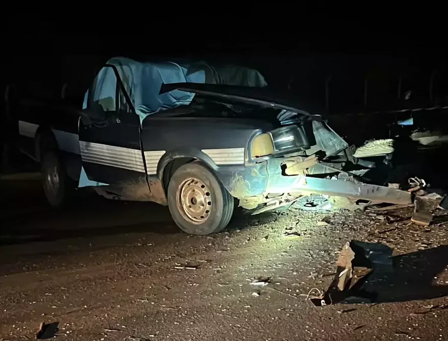 Motorista morre após colisão entre Pampa e Fiat Toro na BR-262