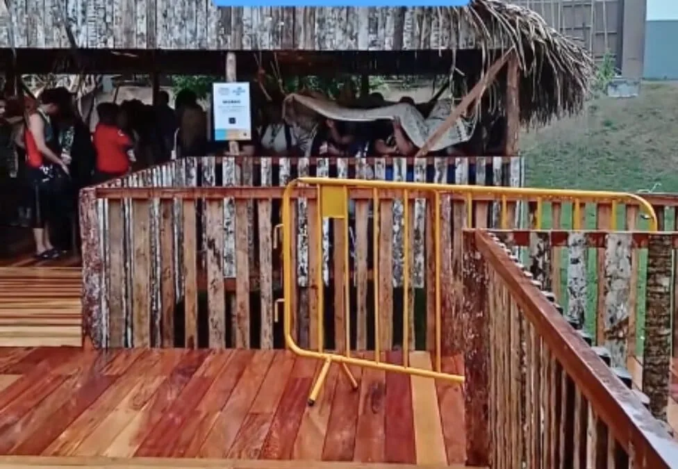 Cabana de palha vira abrigo durante chuva no Inova Amazônia Summit