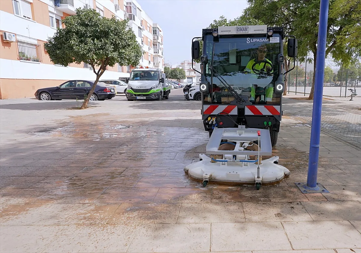 Así es la decapadora, la máquina que quitará la mugre de las calles de Sevilla