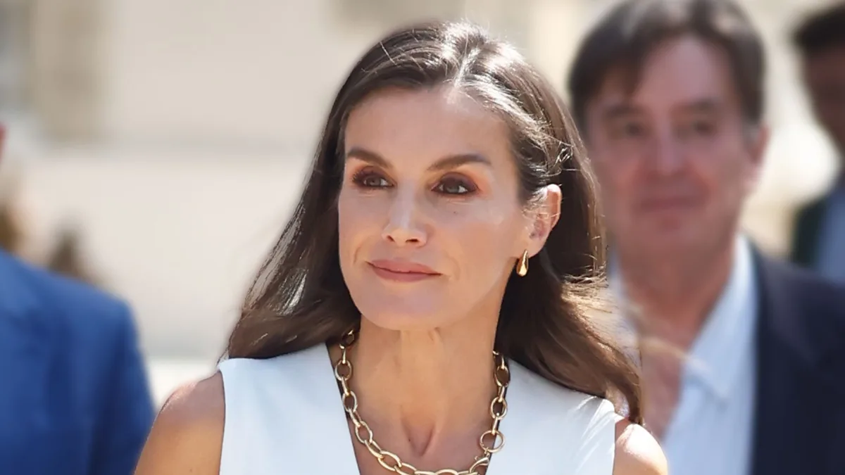 Luis Antón, psicólogo, explica por qué la reina Letizia siempre lleva la raya lateral: "Funciona como una señal de continuidad: me reconozco así"