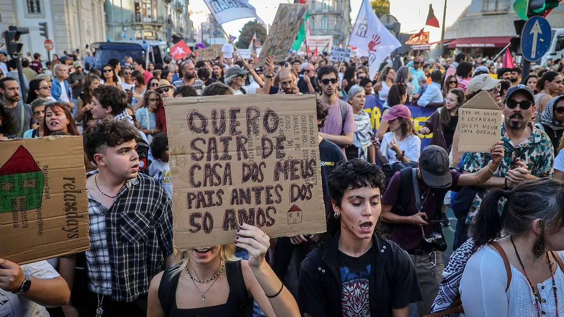 Milhares de pessoas protestam em várias cidades contra o custo de vida e a habitação
