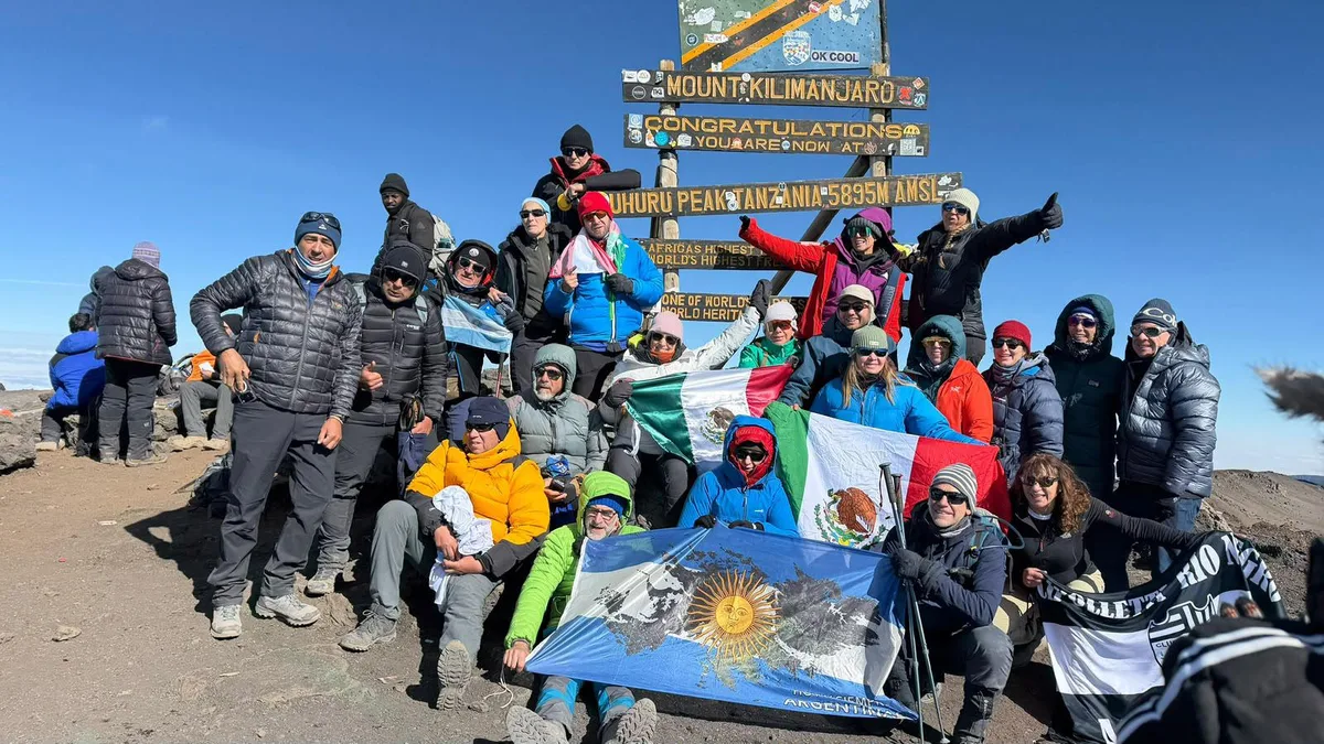 Coahuilenses llegan a la cima del Kilimanjaro junto a Karla Wheelock