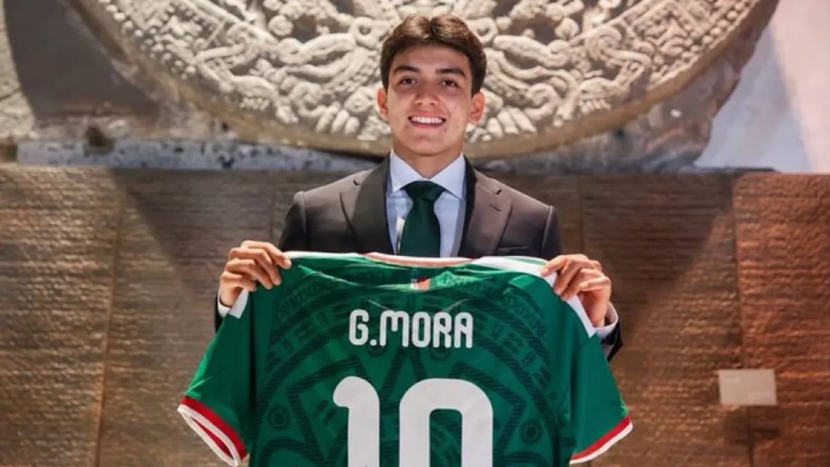Rafa Márquez entrega la emblemática camiseta ’10′ a Gilberto Mora en su nueva faceta como entrenador del Tri