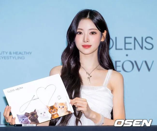 [사진]미야오 안나,'사인도 예뻐'