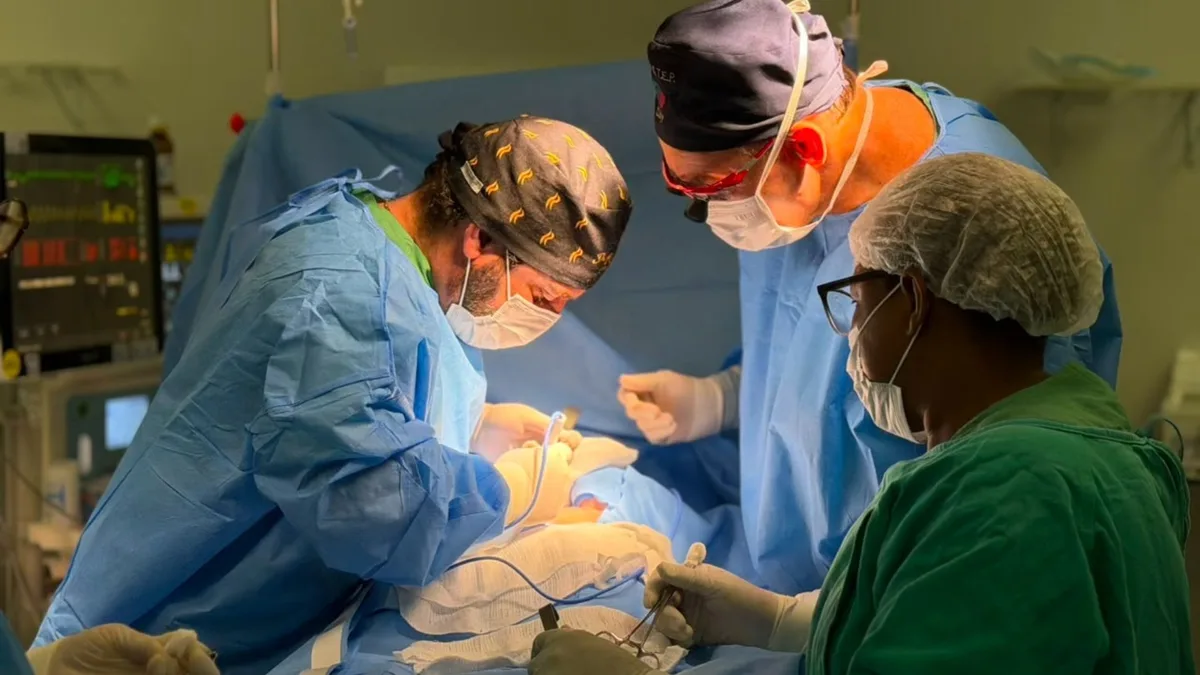 Siamesas de São Paulo colocam expansores de pele para cirurgia de separação em Goiânia