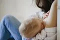 La lactancia materna influye en los virus asociados a bacterias intestinales del bebé en su primer año, según un estudio