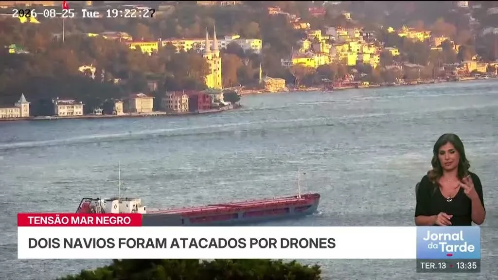Ataque a dois navios afunda cargueiro