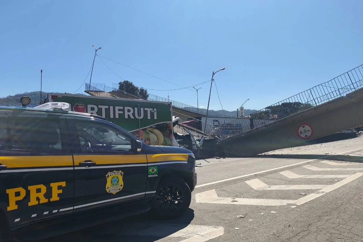 Passarela desaba após ser atingida por caminhão e deixa 2 mortos na Fernão Dias, no interior de SP