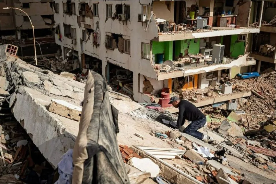 Cifra de muertos por terremoto asciende a 6.438