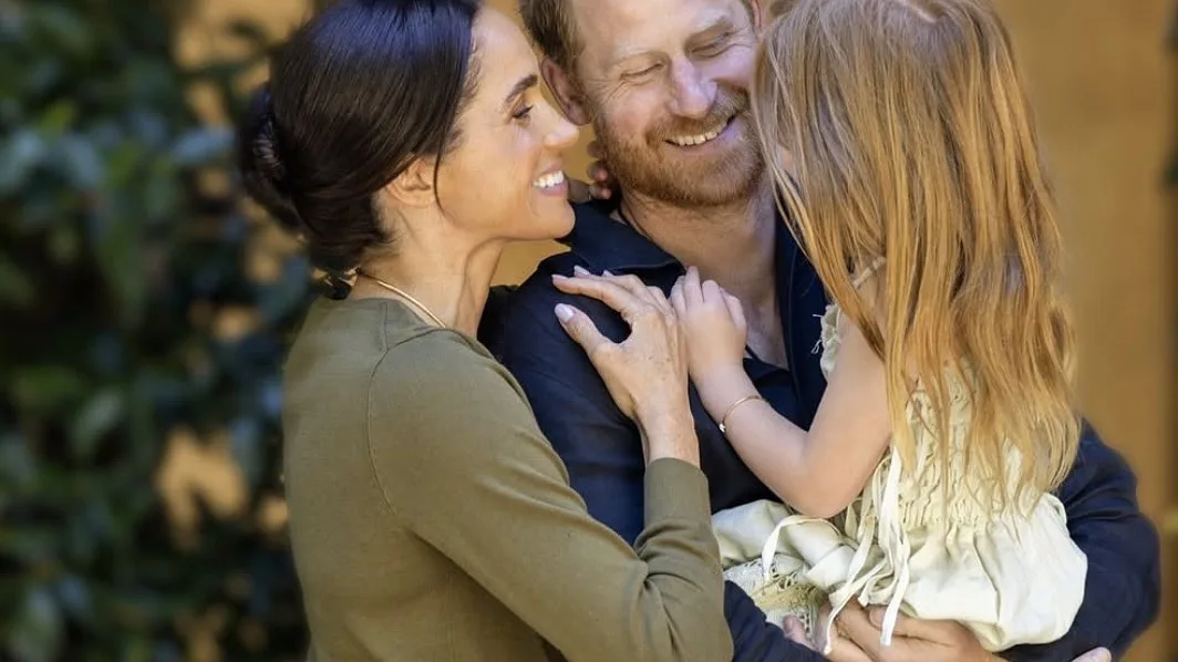 De galochas na lama a tardes de pesca. Meghan mostra nova vida dos filhos no Reino Unido