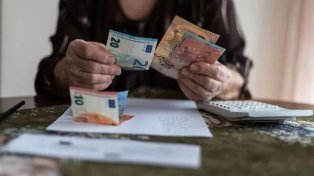 La psicología dice que las personas nacidas entre 1950 y 1970 no son más tacañas, sino que aún sufren por su infancia