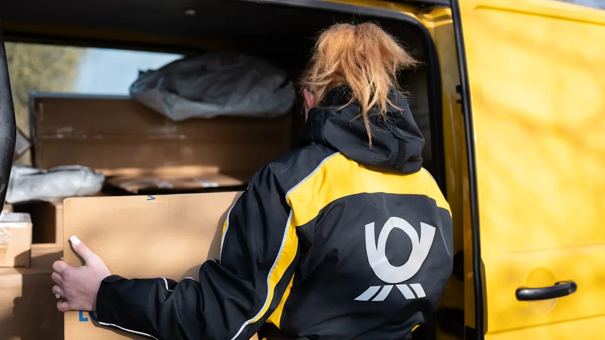 Horror-Unfall bei Paketzustellung - Postbotin schwer verletzt – Autofahrer flüchtet!