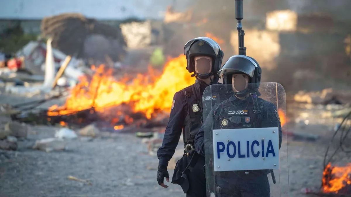 Migrationskrise in Spanien: Demonstranten legen Feuer in Migrantenlager in Ceuta