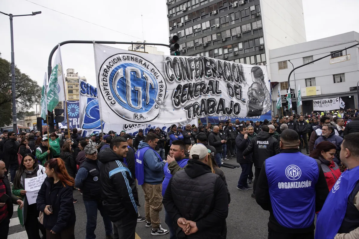Los tres reclamos urgentes que le hizo la CGT al Gobierno para aliviar el endeudamiento de familias y pymes