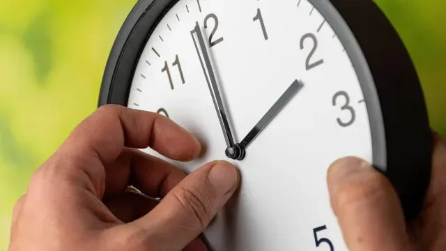 Hora de inverno está (quase) a chegar! Sabe quando acertar os relógios?
