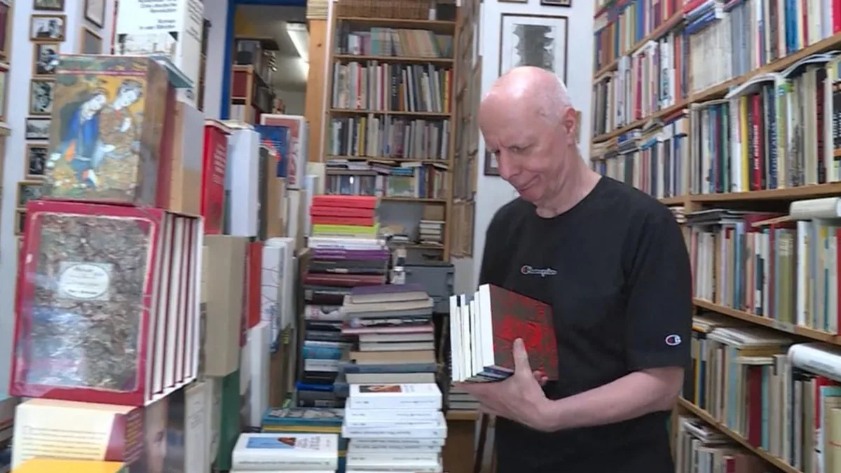 Leere Antiquariate: Warum KI-Firmen nun Jagd auf alte Bücher machen