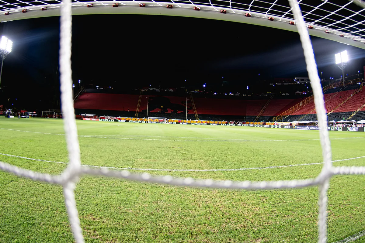 Jogador que deixo o Vitória em 2026 perde gol bizarro na Série B; assista