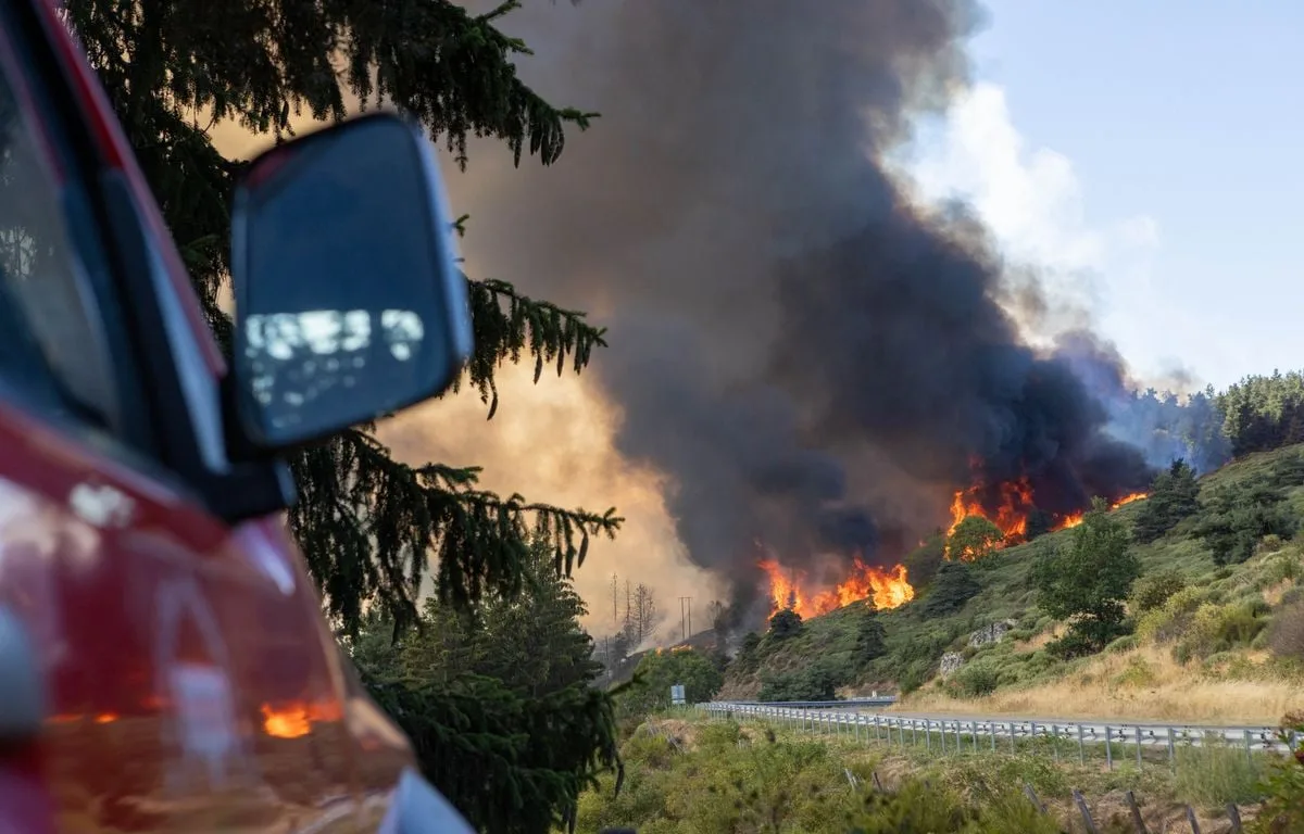 Lozère : Un incendie ravage 250 hectares, un pompier blessé et deux hameaux évacués