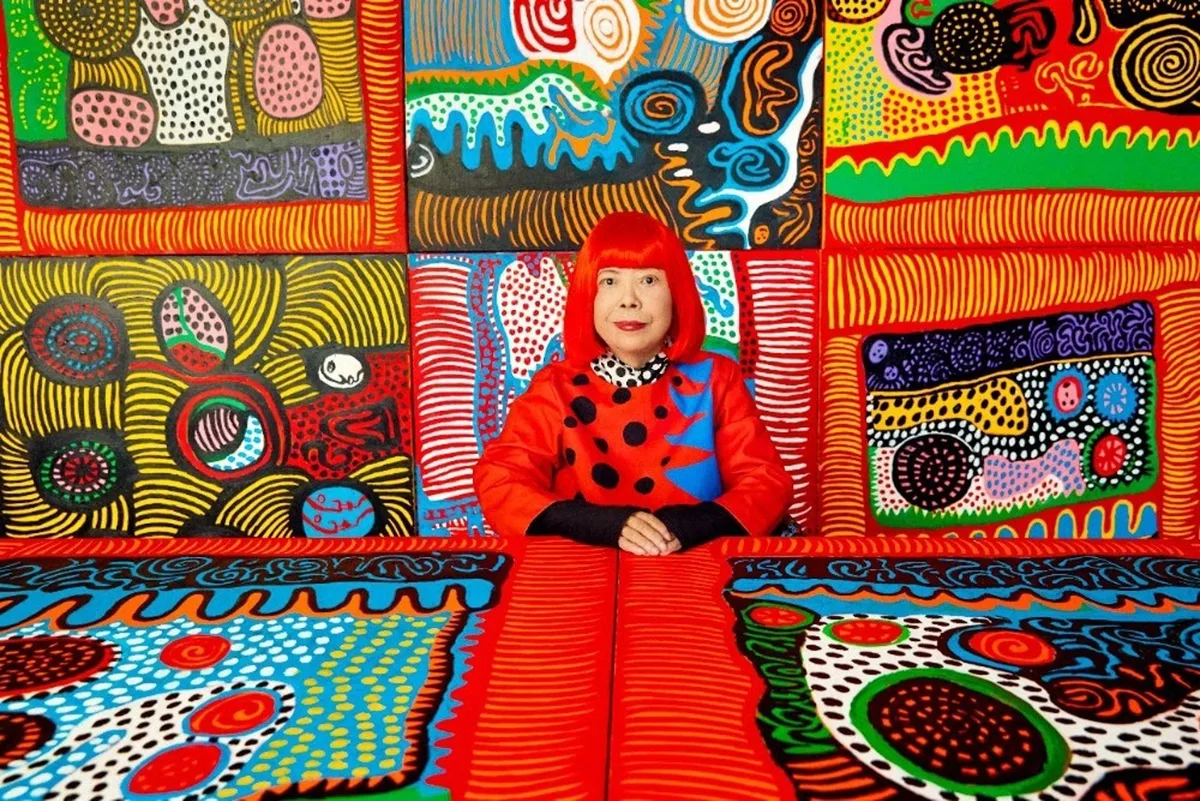 Las alucinaciones que la guiaron, la vida en un hospital psiquiátrico y la fama tardía: Yayoi Kusama, reina de los lunares