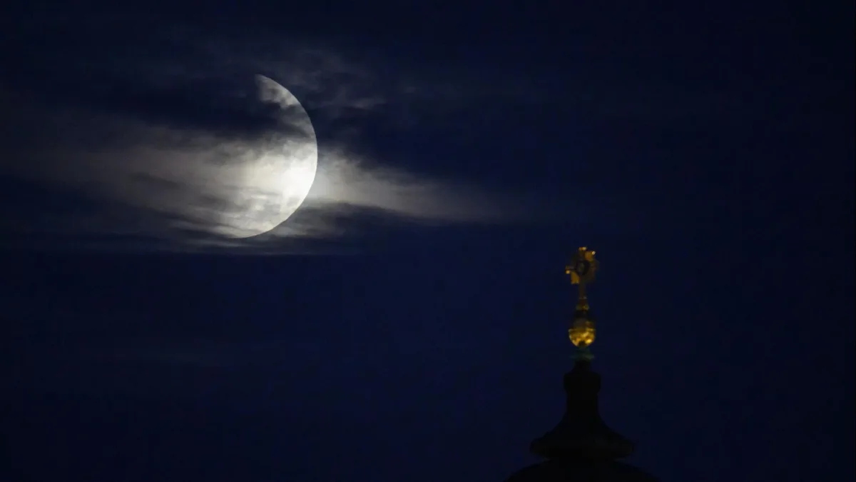Partielle Mondfinsternis über Deutschland von Wolken verdeckt