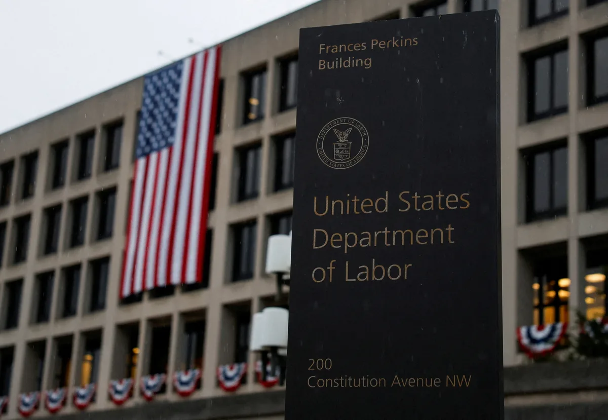 Los pedidos de ayuda por desempleo en Estados Unidos volvieron a bajar y refuerzan la idea de un mercado laboral con pocos despidos