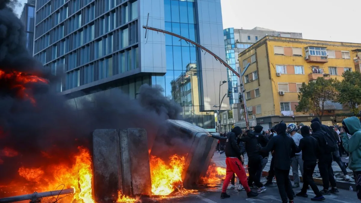 Gewaltsame Proteste in Albanien: Demonstranten attackieren Regierungssitz und Ministerien