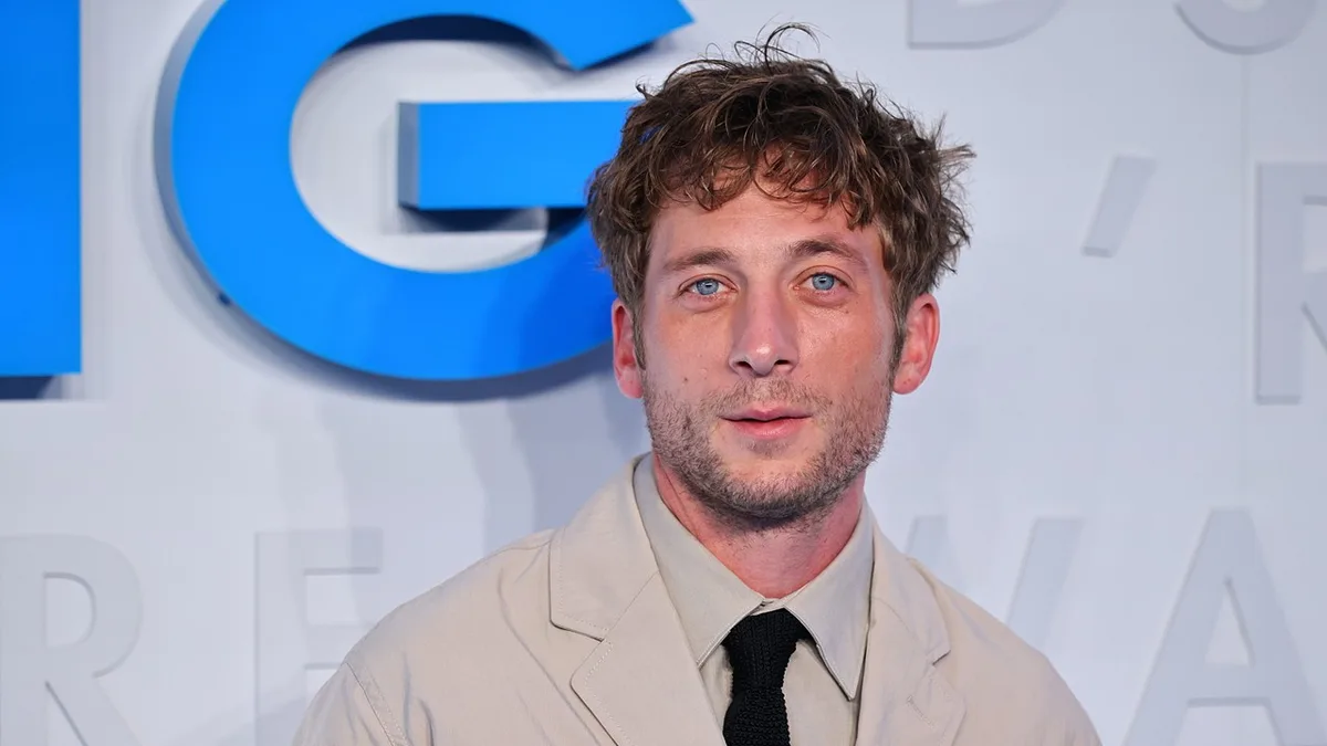 Jeremy Allen White enfrenta ambição "assustadora" do Facebook em "O Veredito Social"