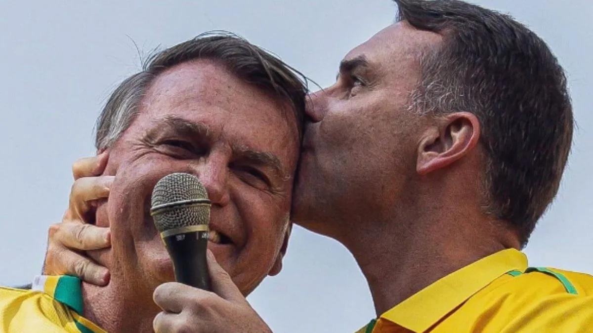 O abraço de Jair na reta final de Flávio Bolsonaro