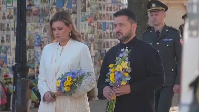 Ukraine feiert Unabhängigkeitstag - Selenskyj gedenkt der gefallenen Kriegshelden