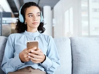« Chaque seconde est bonne à prendre » : on vous donne 10 astuces pour faire une pause vraiment ressourçante au travail